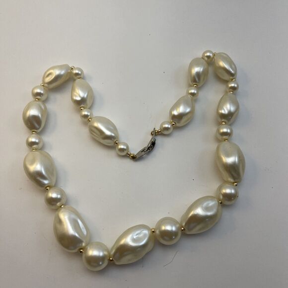 Vintage Necklace Gold Tone Acrylic Chunky Faux Pearl Beaded 16” B#6 - Picture 13 of 15